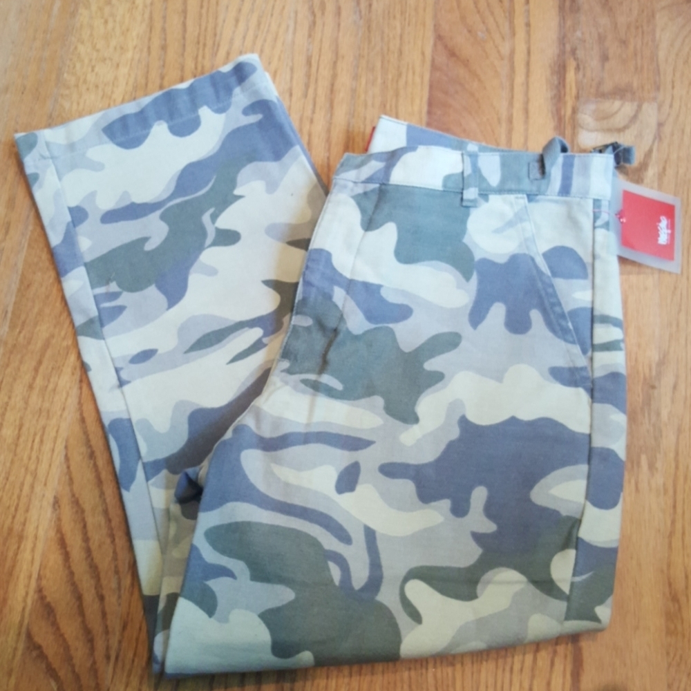 Mossimo Camo Capris